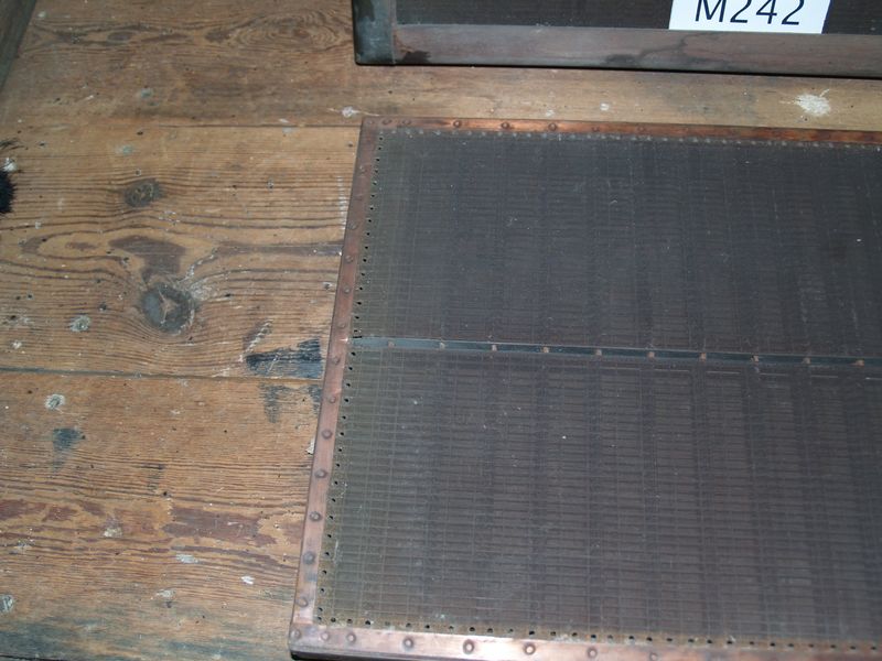 M242c Close up of end of mould without deckle