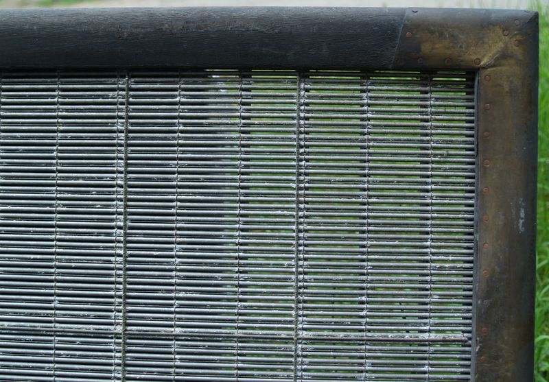 M252b Heavy laid card moulds with tearing wires - close up