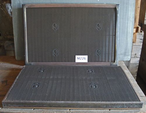 M226c The pair of moulds and deckle