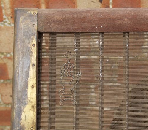 M044b Pope's Hand Close